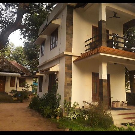 Abru'S Holidays International Travelers Alappuzha Exterior foto