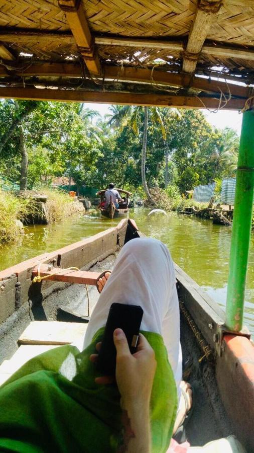 Abru'S Holidays International Travelers Alappuzha Exterior foto