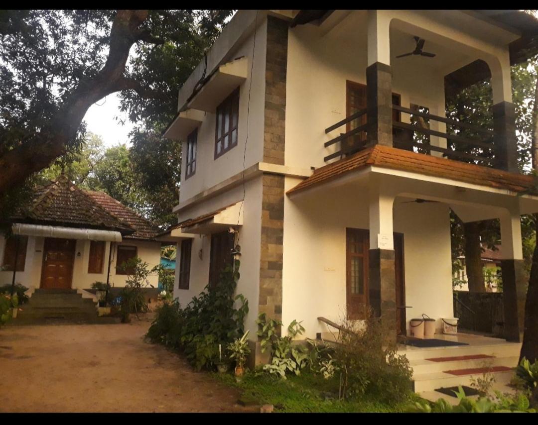 Abru'S Holidays International Travelers Alappuzha Exterior foto