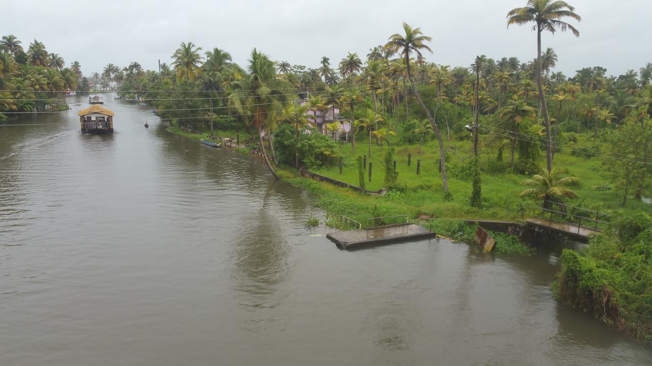 Abru'S Holidays International Travelers Alappuzha Exterior foto