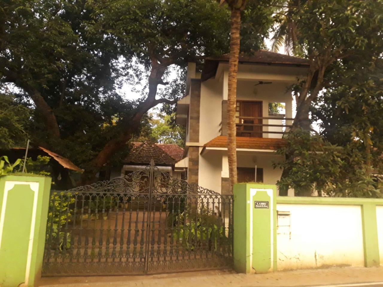 Abru'S Holidays International Travelers Alappuzha Exterior foto