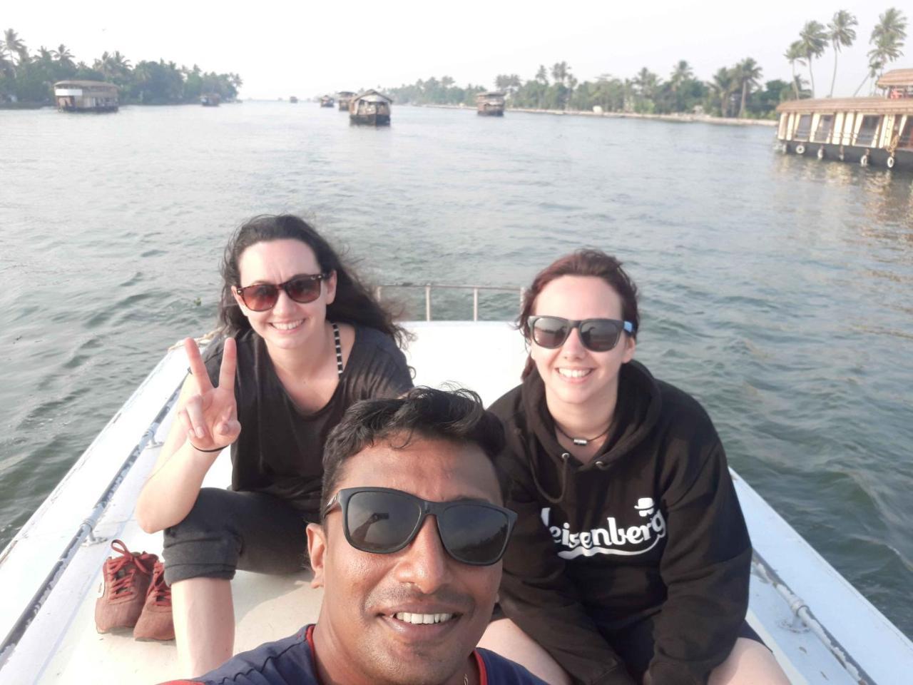 Abru'S Holidays International Travelers Alappuzha Exterior foto